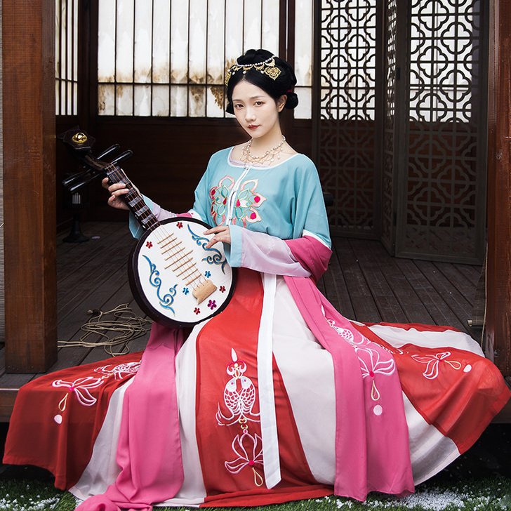 柒邑的坦领,没有披帛,披帛都是另买的