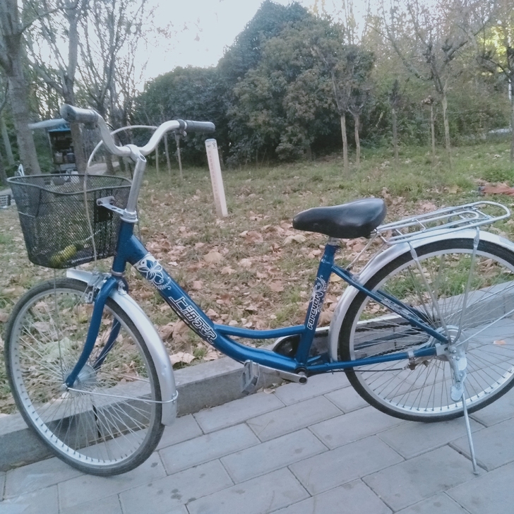 24型普通自行车一个,上海永久名牌质量不错...