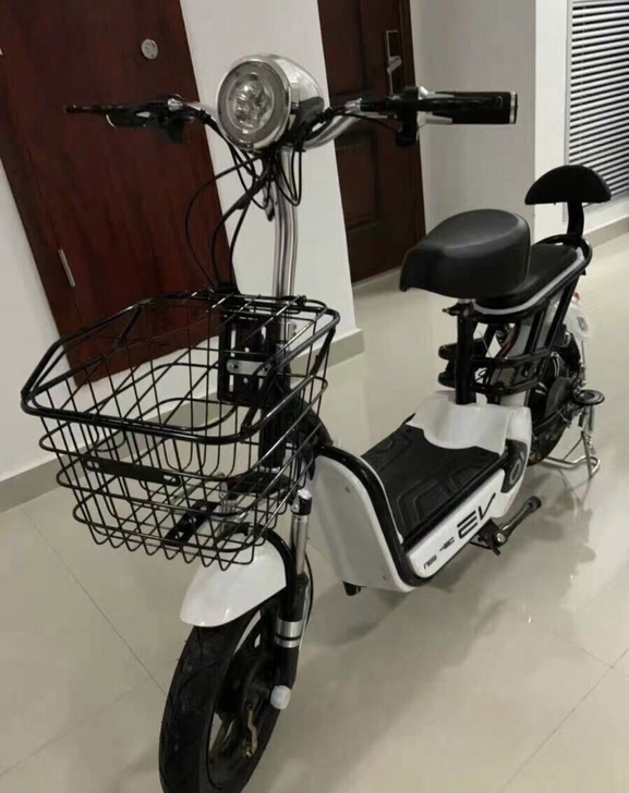 小型电动车二手出售出租 证件都在 送雨衣充...