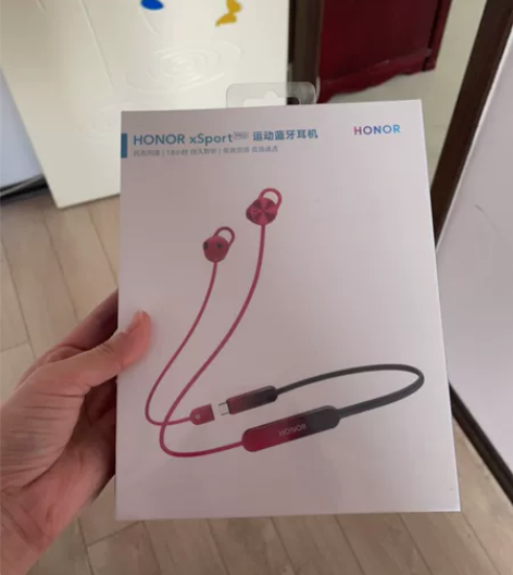 全新未拆封荣耀蓝牙耳机 感兴趣的话点“我想...