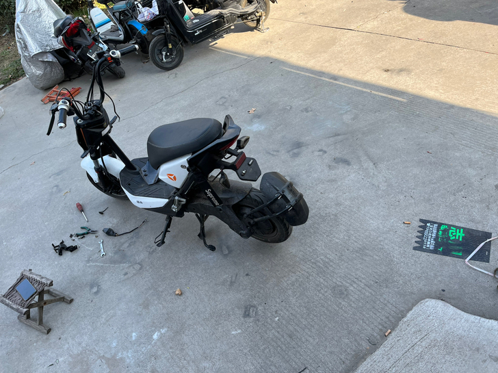 理工大学西校区北门爱玛电动车行，车行零售批...
