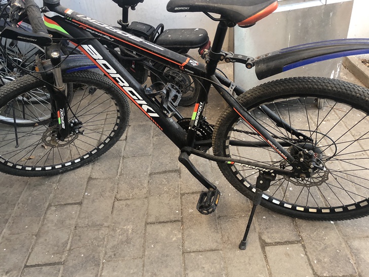 个人闲置的自行车，可以调节速度，年轻小伙子...