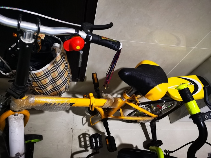 闲置9成新儿童自行车，车的保护膜还没撕掉，...