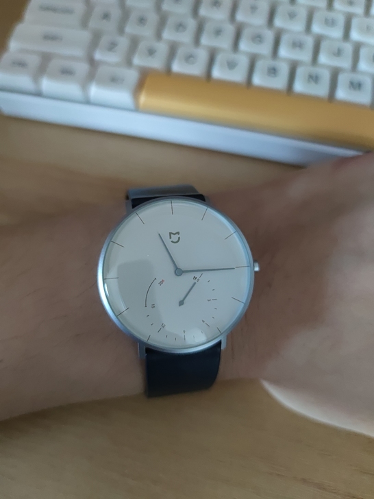 米家石英表，附赠开盖器一个，电池四颗