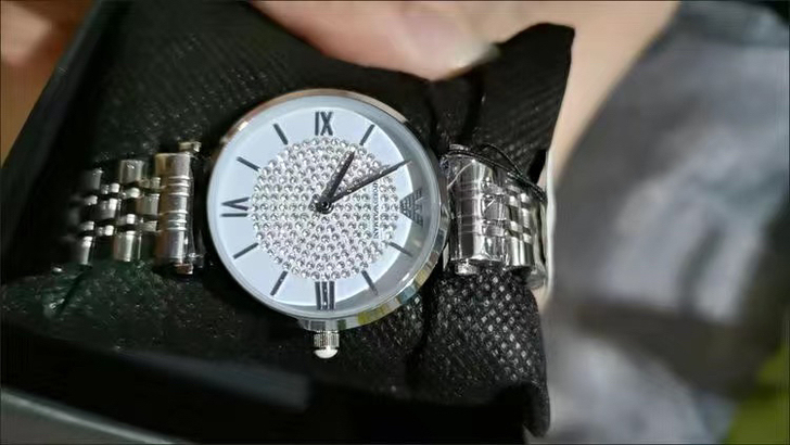 出一块满天星带防水镶钻星空石英表，买来就没...