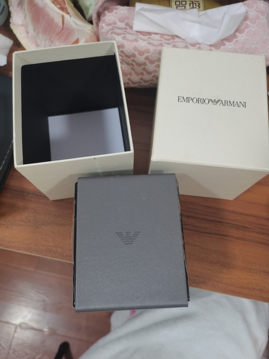 阿玛尼手表包装盒，注意看是盒子空的