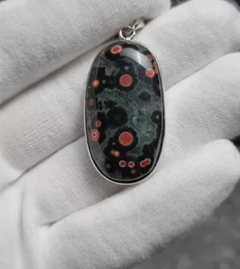 海洋碧玉吊坠老矿精选，红与黑的碰撞很是亮眼...