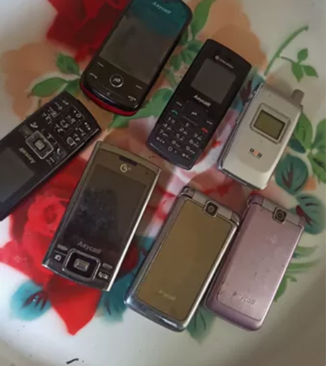 三星手机,共七个,品相如图,好像有一个没有...
