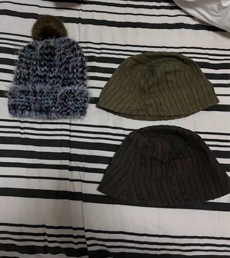 30块5个帽子。两个渔夫帽，一个冬季毛毡帽...