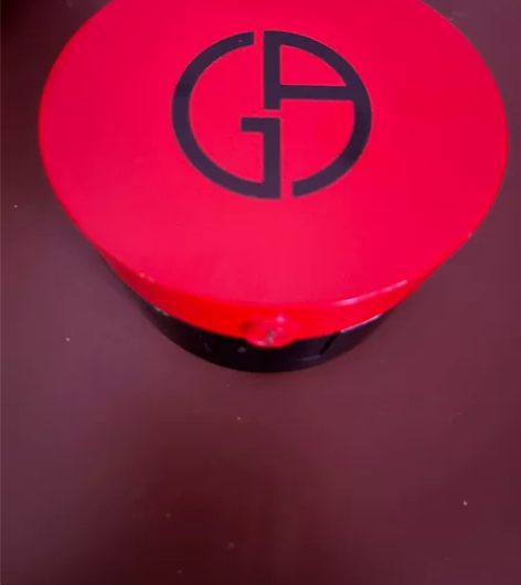 阿玛尼旧款盒子，里面的粉底还有一半，闲置好...