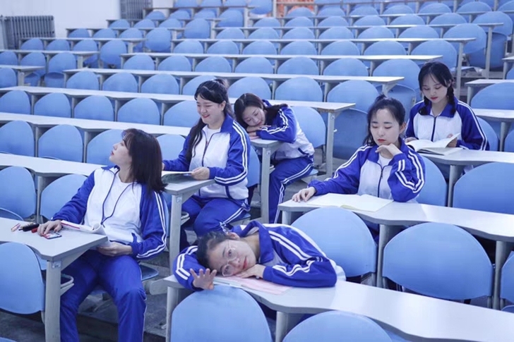 校服出租！20元一套，尺码齐全，保证质量！