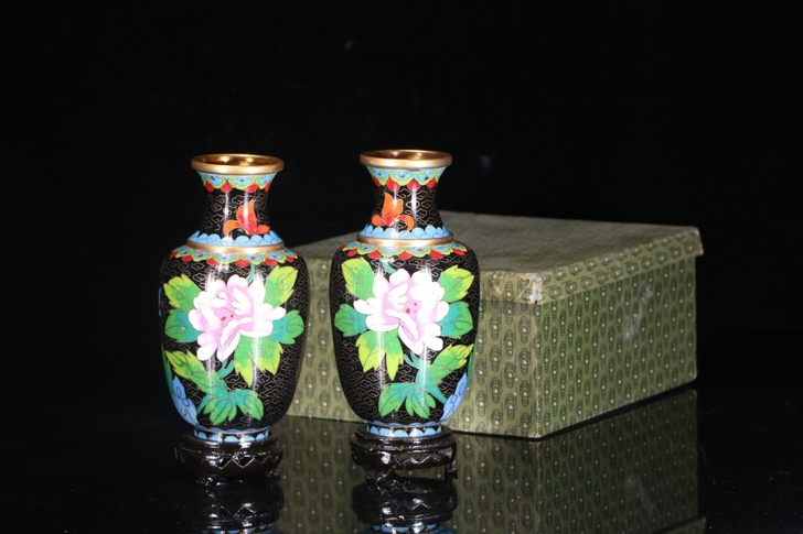 创汇时期 、景泰蓝花鸟赏瓶一对。铜胎、掐丝...