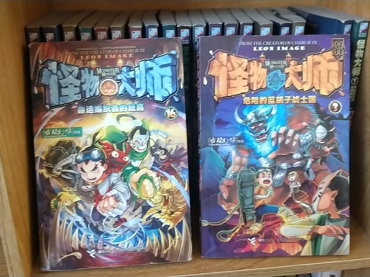儿子长大了，终于同意清理书柜了，书籍都是正...