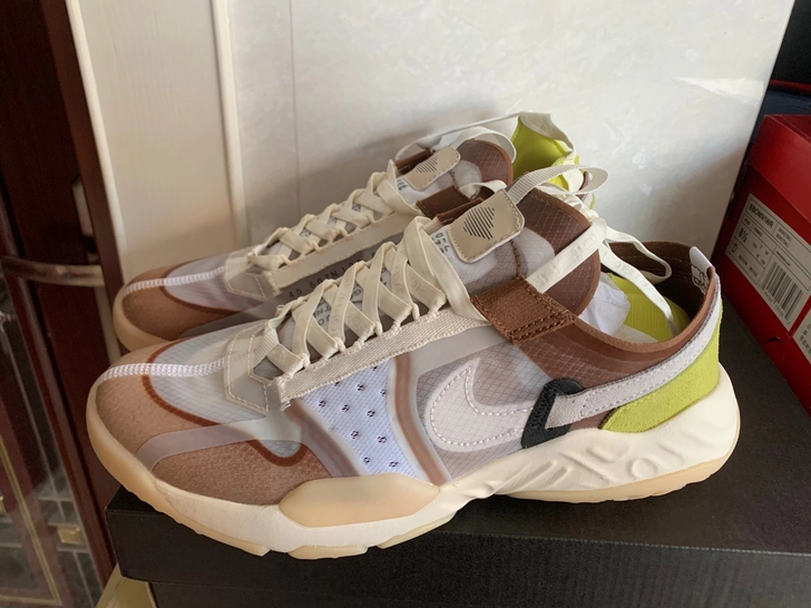 闲置42码耐克跑步鞋白棕绿休闲运动鞋蝉翼轻...