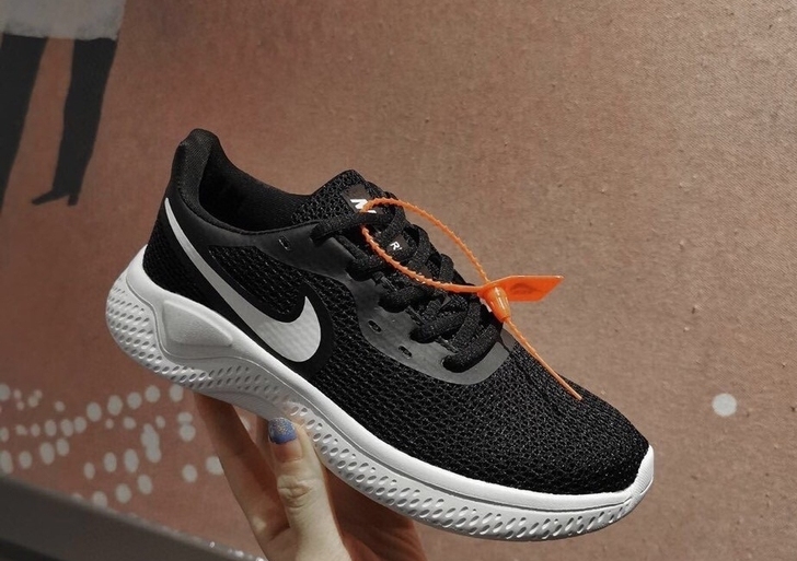 耐克运动鞋，跑步鞋，比较舒服，买了两双，这...