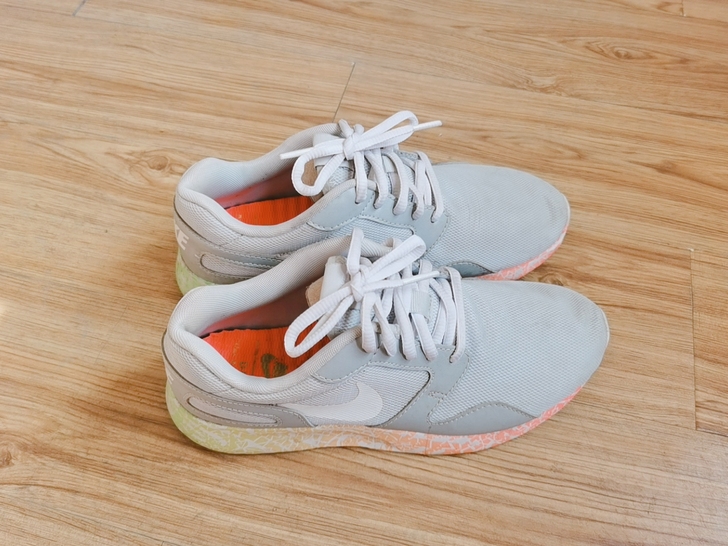 Nike耐克 跑步鞋  灰色 买来穿过三次...