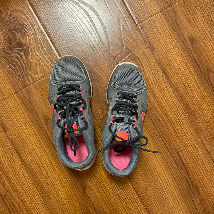 耐克跑鞋，仅上脚过几次，很新。