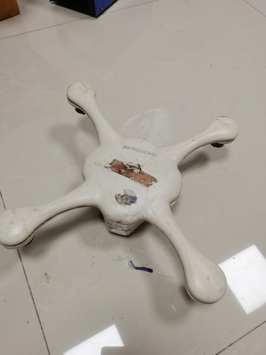 亿航无人机,见照片,中间黑色的飞控板已拆除...