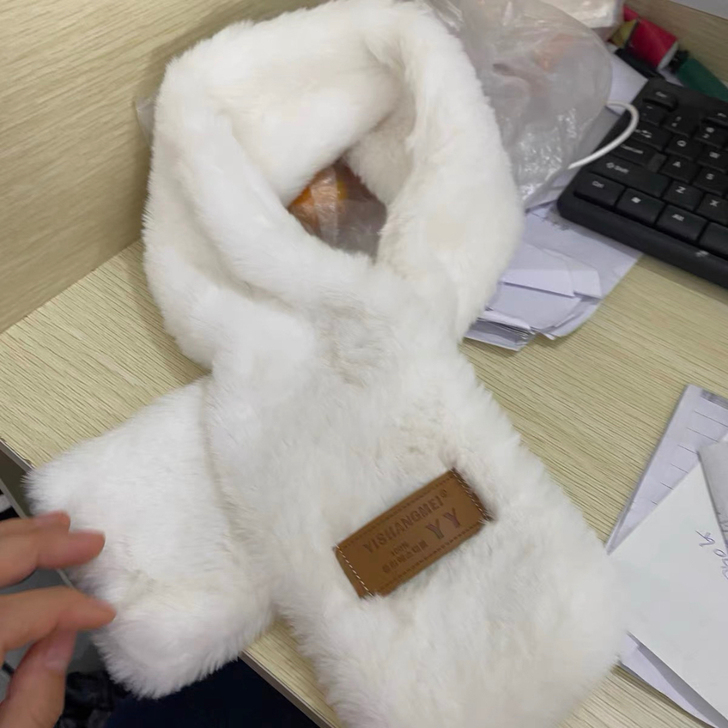 韩版毛毛绒围巾交叉护颈脖套，全新未拆。
