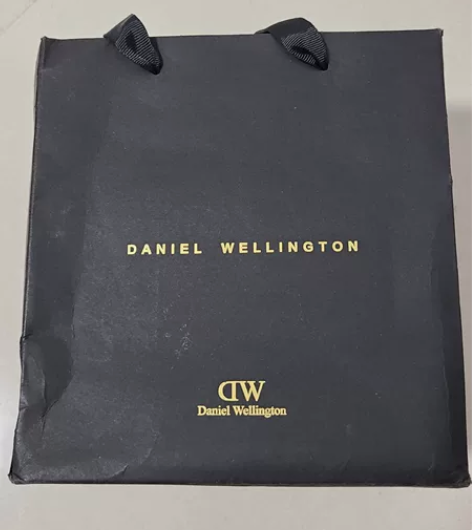 DW女士石英手表。套装五件套，玫瑰金色，全...