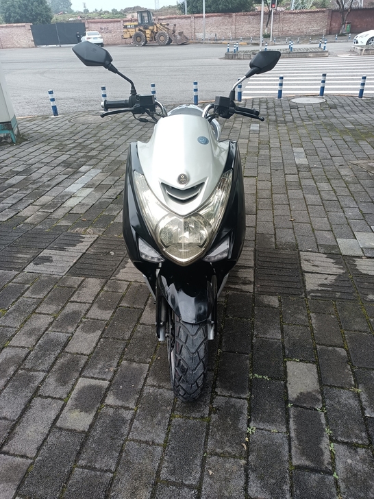 宏图150大踏板摩托车，前后碟刹。