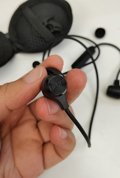 漫步者蓝牙挂脖耳机。