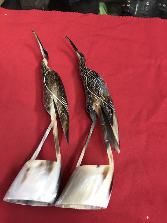 一对仙鹤。全是牛角手工雕刻的。看好再拍发货...