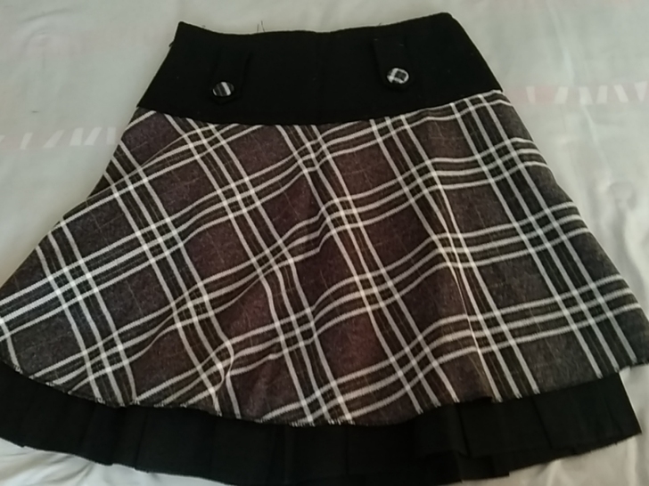 全新的，没穿过，格子打底半身裙！穿上很洋气...