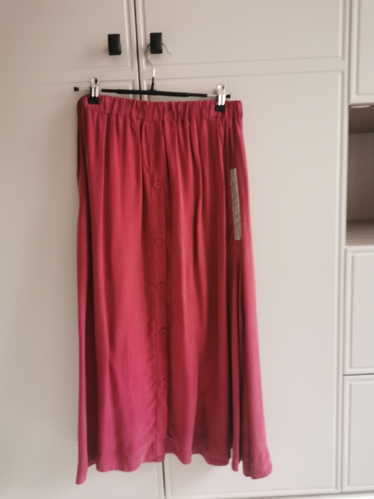 米贺半裙 全新无吊牌   s码