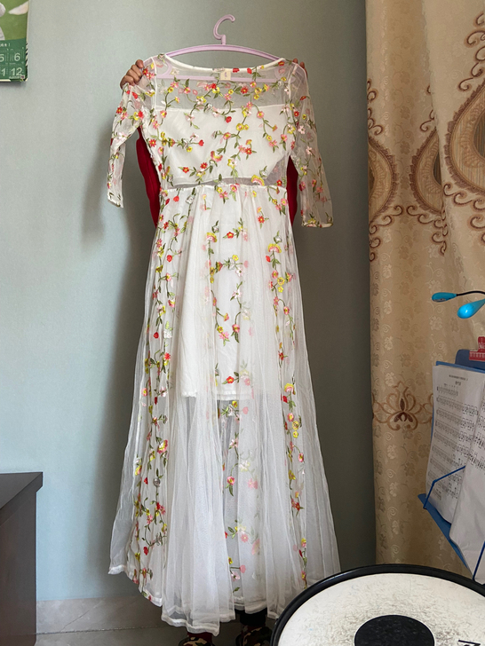 刺绣款碎花长裙，自带内衬，不会透