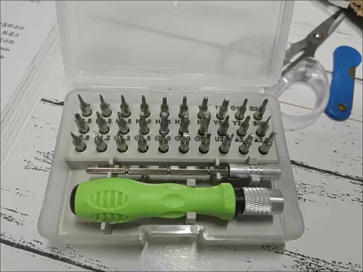家里闲置了一套多功能的32合一多用螺丝刀、...