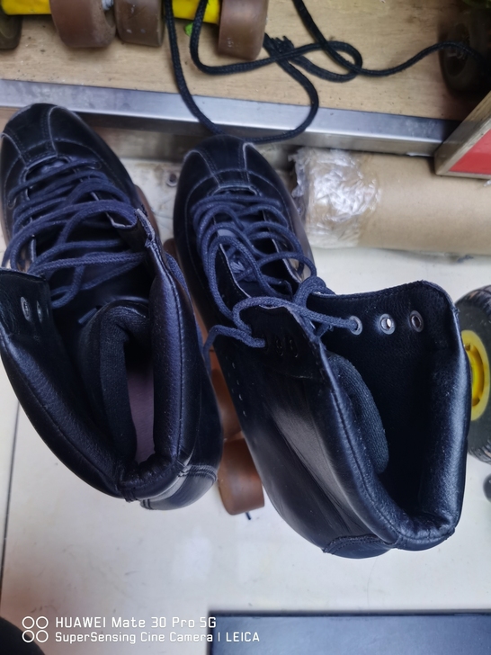 旱冰场倒闭，出双排旱冰鞋，没有单排，不退不...