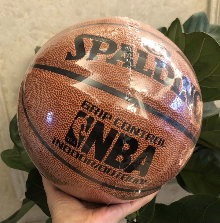 买1送4 亏本出全新未拆斯伯丁篮球，朋友实...