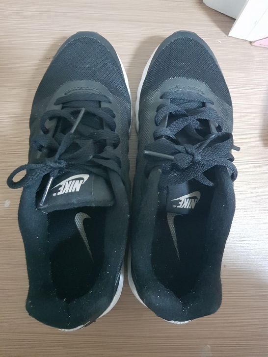 Nike耐克黑女运动鞋