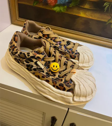 飞跃溶解鞋 穿过两次 去洗鞋店洗过一次后没...