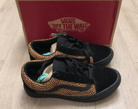 VANS 休闲鞋 帮面材质：牛剖层革/织物...