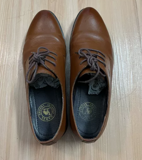 骆驼皮鞋 咖色 九成新 42码 感兴趣的话...