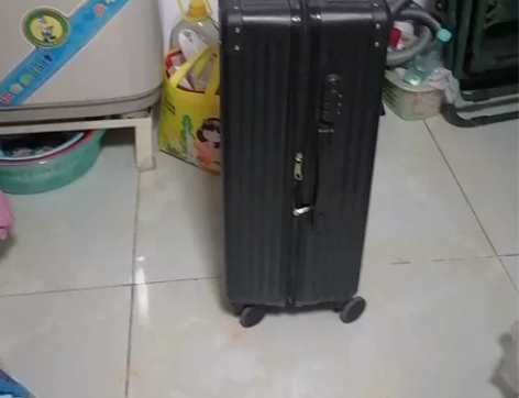 闲置万向轮旅行箱一个长43/26/63cm...