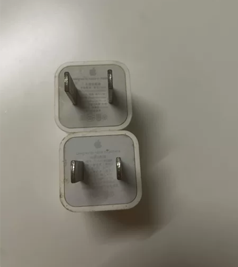 个人闲置自用转让苹果手机原装充电头成色如图...