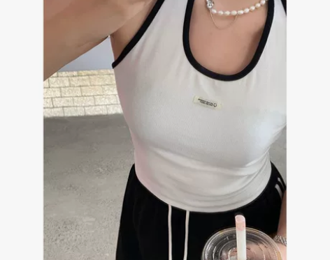 网球少女挂脖吊带背心 感兴趣的话点“我想要...
