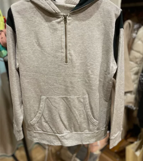 薄款浅灰连帽卫衣   忘记了啥牌子，手感很...