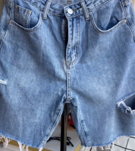破洞牛仔短裤 95成新，百搭款式！喜欢下单...