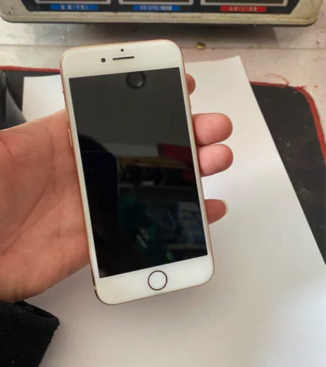 ?苹果小8金色成色九成新,屏幕完美无划痕,...