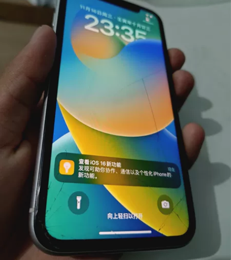 苹果11 白色128屏幕有点碎后摄像头盖碎...