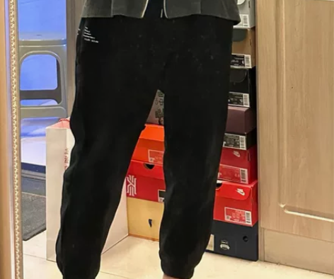 出一条黑色加绒卫裤，淘宝买的，我身高181...