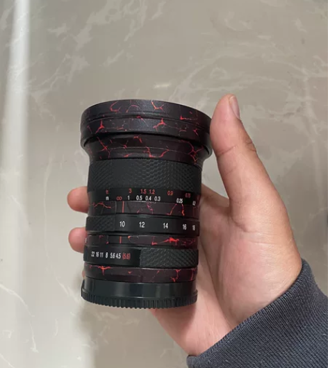 老蛙10-18全画幅镜头，刚买来就贴膜了，...