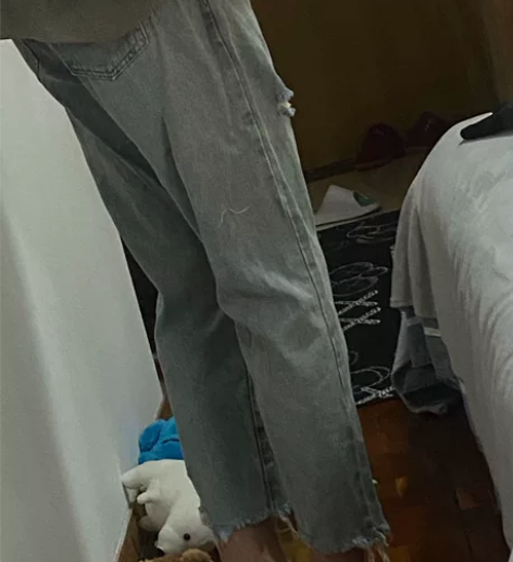 买一送一破洞牛仔裤宽松男女都可以穿 #破洞...