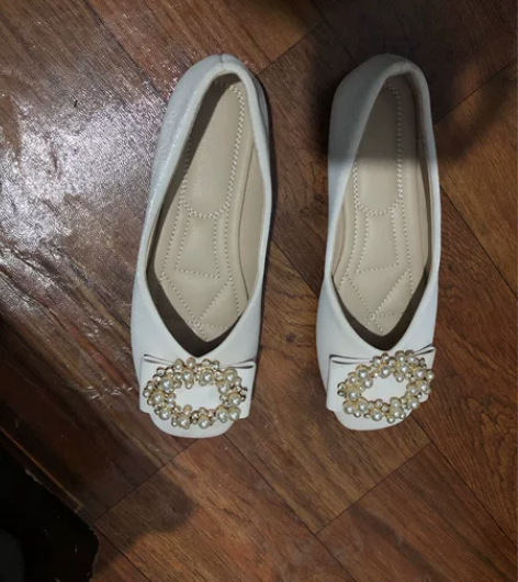 全新的单鞋 买回来发现穿不了 尺码稍微偏小...