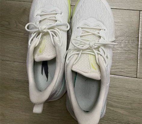 安踏跑鞋,鞋底很软,穿过五六次打羽毛球,平...