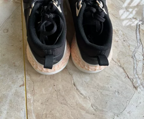 安踏女鞋，就穿过几次，有使用痕迹，八九成新...